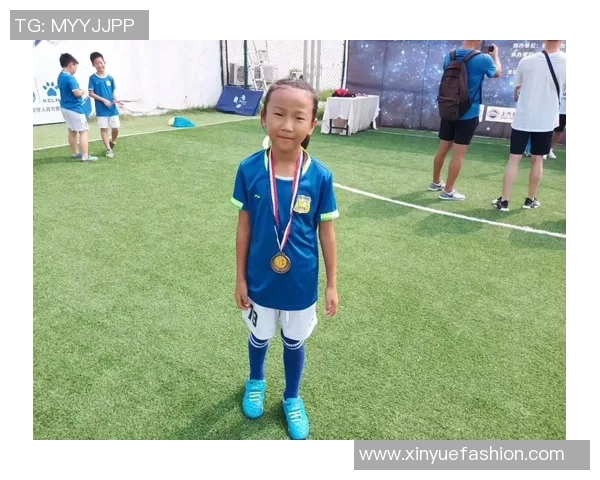 小男孩追逐足球梦想成为明星的成长故事与奋斗历程